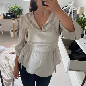 Blus från River Island i storlek 36. Passar S-M skulle jag säga🥰den är beige-guldig med lite skimmrig färg, nästan som silkestyg.