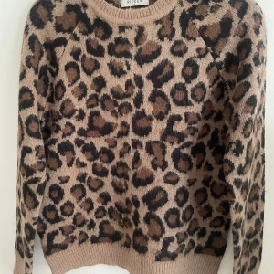 Stickad tröja - Stickad tröja i leopardmönster. Superbra skick!💞
