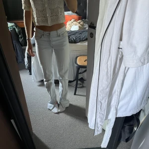 Lågmidjade raka jeans med slits - Lågmidjade raka jeans med slits, färg:ljusblå, storlek:34, bra skick, lägger sig snyggt över skon