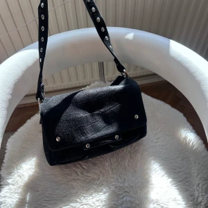 Nunoo väska - Så fin nunoo väska köpt på åhlens för 1780. Fint skick och unik model!