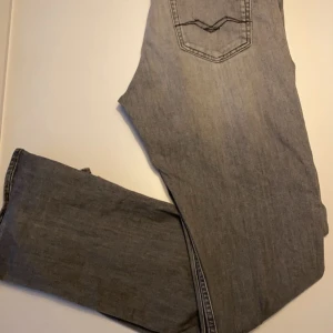 Replay jeans - Hejsan! Nu säljer vi på Erhga Clothing ett par riktigt schyssta replay jeans. Skulle vilja säga att modellen passar om du är ca 180 lång. Skick 9/10. Kontakta oss vid minsta lilla fundering :)