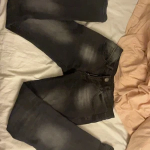 Svarta lowwaist - Säljer då jag rensar 