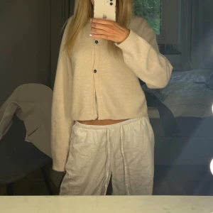 Vita linnebyxor  - Ett par vita linnebyxor ifrån Gina tricot