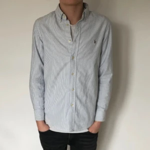 Ralph Lauren skjorta  - En väldigt fin Ralph Lauren skjorta! Skick 9/10. Den ända defekten är nacken som är pytte lite sliten men de syns inte när man bär den! Ny pris runt 1200. Mitt pris 499. Hör av dig vid frågor!