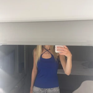 Festligt mörkblått linne - Ett mörkblått linne man kan ha på 2 olika sätt, antingen knytningen fram eller bak💓