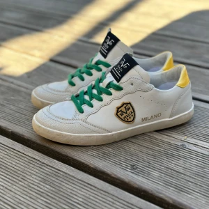 Nya skor från 19v69 Italia by Versace - Supersnygga och helt nya skor från 19v69 Italia by Versace. Storlek 38. Aldrig använda. Prisförslag 1500.  Nypris 2700. 