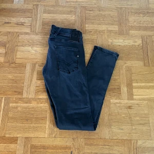 Replay anbass Jeans - Säljer dessa feta replay anbass i storleken W30 L34. De e i bra skick o har ej några skador.