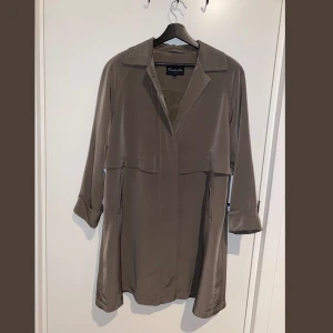 Militärgrön Kapp Trenchcoat - • Bred Passform • Upplvevs som 38 • Sparsamt använd • Bild 3 visar färgen bäst • Relativt tjockt och mjukt material