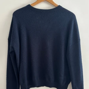 100% Kashmir tröja - Säljer nu min 100% kashmir tröja då den är lite liten. Den är i storlek Large men liten i storleken. Retail ligger på 1600kr. Den är i bra skick( inga hål eller så) Skriv vid minsta fundering. Mvh Liam