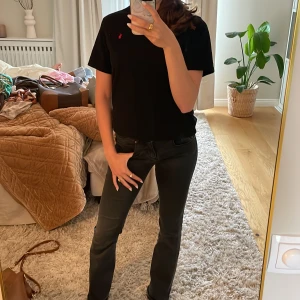 Grish Raplh Lauren tröja🤙🩵 - Ralph Lauren tisha i gott skick, bra material, passar till mycket 💞Det står för någon anledning L men jag har vanligen S-XS och den passar mig hur bra som helst🥰