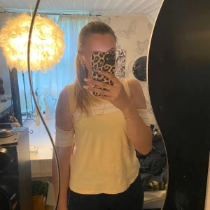 Gul topp - Gul fin topp med en liten nyans av orange. Säljer pga inte min stil🫶🏻