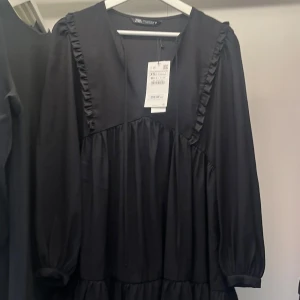 Klänning - Klänning från Zara helt oanvänd storlek XS men stor i storleken så passar även S