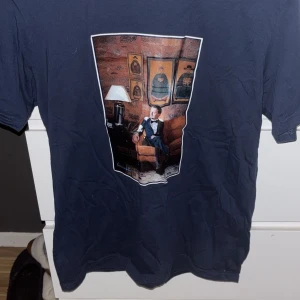 T shirt mörkblå - T-shirt från celemonace 8/10 i skick jätte Nice och passar till det mesta. Kom privat vid mer frågor 