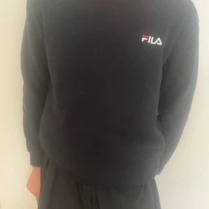 FILA Tröja - Snygg FILA tröja i bra skick som nästan aldrig använts.  Säljer för 250 kr.  Priset kan diskuteras. 