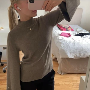 Grå/brun elegant och mysig stickadtröja - Mysig och elegant finstickad gråbrun tröja som är prefekt för hösten Är i använt skick och är lite nopprig men det är kamp något som märks