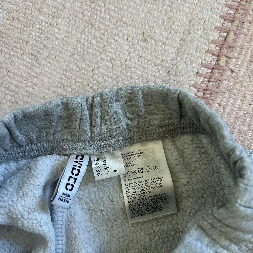 Svarta och gråa mjukis byxor från H&M i storlek 34/xs, säljs då de är för korta i längden för mig. Använda en gång. Köpte båda för 399kr.  Material gråa: 77% bomull 23% polyester  Material svarta: 62% bomull 38% polyester  Insida ben längd: 79 cm. Jeans & Byxor.