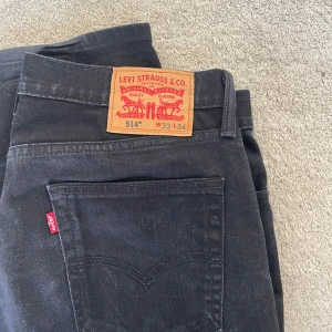 Levis 514 - Snygga Levis med rak passform Dom är i nyskick utan defekter Storleken är 33x34  Hör av dig vid frågor!