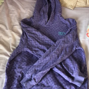 Fin lila hoodie med fjärilar❤️ - Säljer för jag inte använder längre men den är i väldigt fint skick och använd max 3 gånger. Det är små fjärilar på den också som man inte ser jätteväl men det kan ni se på sista bilden. Storlek 158/164❤️ Tryck gärna på köp nu😘