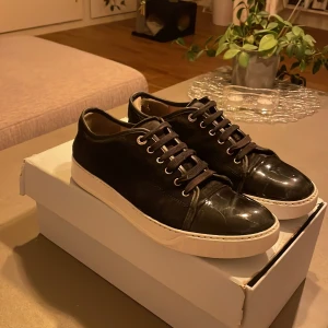 Lanvin - Säljer dessa sjukt feta lanvin cap toe med glans i storlek uk8 vilket motsvarar storlek 42 men passar 43. Skick 7/10 hälen på båda skorna är sliten men övririft väldigt fina. Hör av dig vid minsta lilla funderar!💯