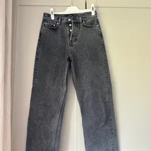 Så snygga gråa jeans köpta på &Other Stories. Tyvärr för små för mig. Storlek 25.  Material: 100% bomull.  Djurs- och rökfritt hem.  #jeans #otherstories #denim #grey #straightleg