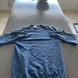 Kashmir tröja john hendric - Tja! Säljer min sjukt snygga 100% kashmir tröja från john hendric. Skick 8/10 använd fåtal gånger. Storlek S. Nypris ca 2000 men säljer för ynka 500kr.  Hör av vid fler frågor🤝 pris kan diskuteras!