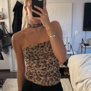 Topp - Från zara, oanvänd med ladd kvar. Slutsåld på hemsidan 🥰