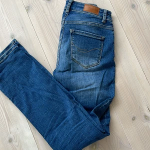 Blå jeans - Fina bootcut jeans i stretchigt material! perfekt nu till hösten 