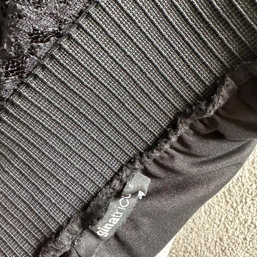 Säljer en superfin svart spetskjol från Gina Tricot. Kjolen har en elastisk midja för extra komfort och är perfekt för både vardag och fest. Den är i storlek S och har en vacker spetsdetalj som ger en elegant touch. Passar perfekt till en enkel topp eller en snygg blus!. Hameet.