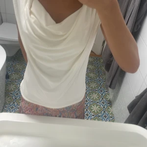 Blus  - Ej använd Vit festopp Passar till vardags o fest 