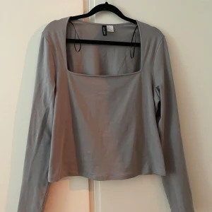 Grå tröja  - Grå tröja med snygg urringning 