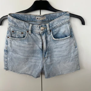 Jeansshorts från Gina  - Jättefina jeansshorts med medelhög midja, har tyvärr blivit för små för mig.