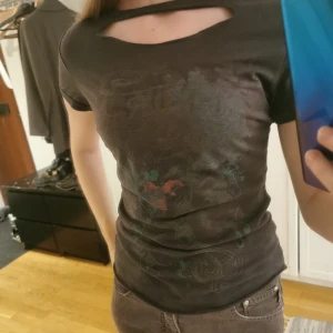 Cool t-shirt - T-shirt avklippt i botten och med ett hål under kragen. På baksidan finns några blekta fläckar, se sista bilden.