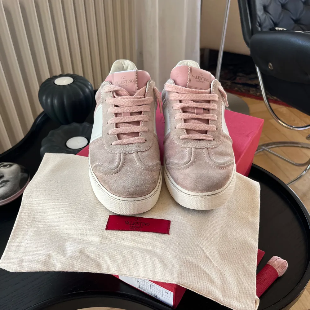 Valentino flycrew sneakers i ljusrosa färg. Skorna är i bra skick förutom att en nit är borta på vänster sko. Skorna har även blivit lite missfärgade. Allt på bilden medföljer, dvs låda, nya skosnören och skopåse. . Skor.