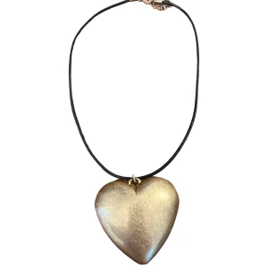 Guld halsband hjärta - Förlorat lite färg på andra sidan men inget man märker