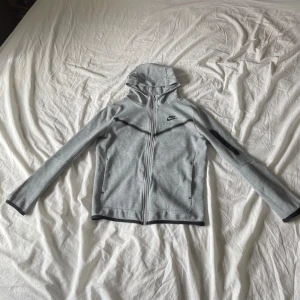 Grå hoodie från Nike - Säljer en grå Nike tech fleece hoodie, Storlek Barn L/147-158 cm