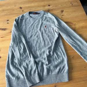 Morris tröja - Hej, säljer nu denna morris tröja då den är lite för liten på mig, storleken är M men passar S! Den är köpt för 1800kr inga deffekter förutom bild 4 (i armhållan) men är inte så synlig och går att fixa vid skräddare! Materialet är 100% merinoull!