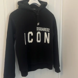 Dsquared2 hoodie - Säljer min gamla Dsquared2 hoodie i storlek S/Small eftersom den inte kommer till användning, det finns inga defekter/flaws. Mer info i dm😀