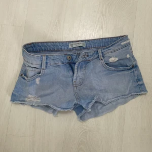 Ljusblå shorts - Lågmidjade Jeansshorts i storlek 34 från pull&bear