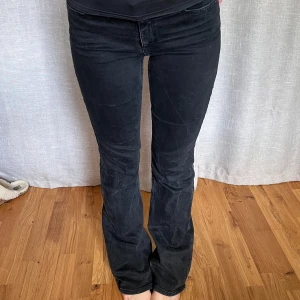 Svarta bootcutjeans - Jättesköna svarta bootcutjeans. Nice lite mattare tyg! Hon på bilden är 172. Midjemått rakt över är 37cm, men de är stretchiga. Innerbenslängd 85. Bra skick <3