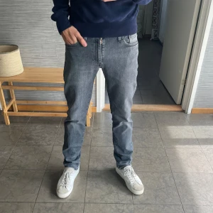 Grå Levis 511 jeans - Säljer ett par snygga grå Levis 511 jeans i storlek W29 L32. Säljer dom för 550kr, nypris 1100