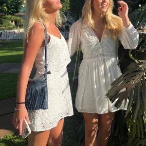 Vit klänning - Säljer vänstra klänningen💖