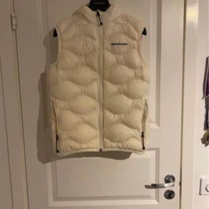 Peka performance väst - Jag säljer min gamla väst. Den har en pytte liten grön fläck i högra bröst men inget som syns annars är den fläck fri.