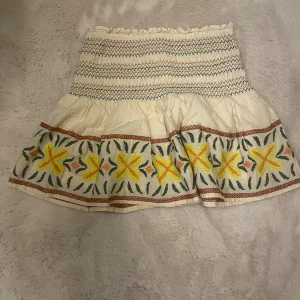 Zara kjol - Jättegullig kort kjol ifrån zara andvänd ett fåtal gånger