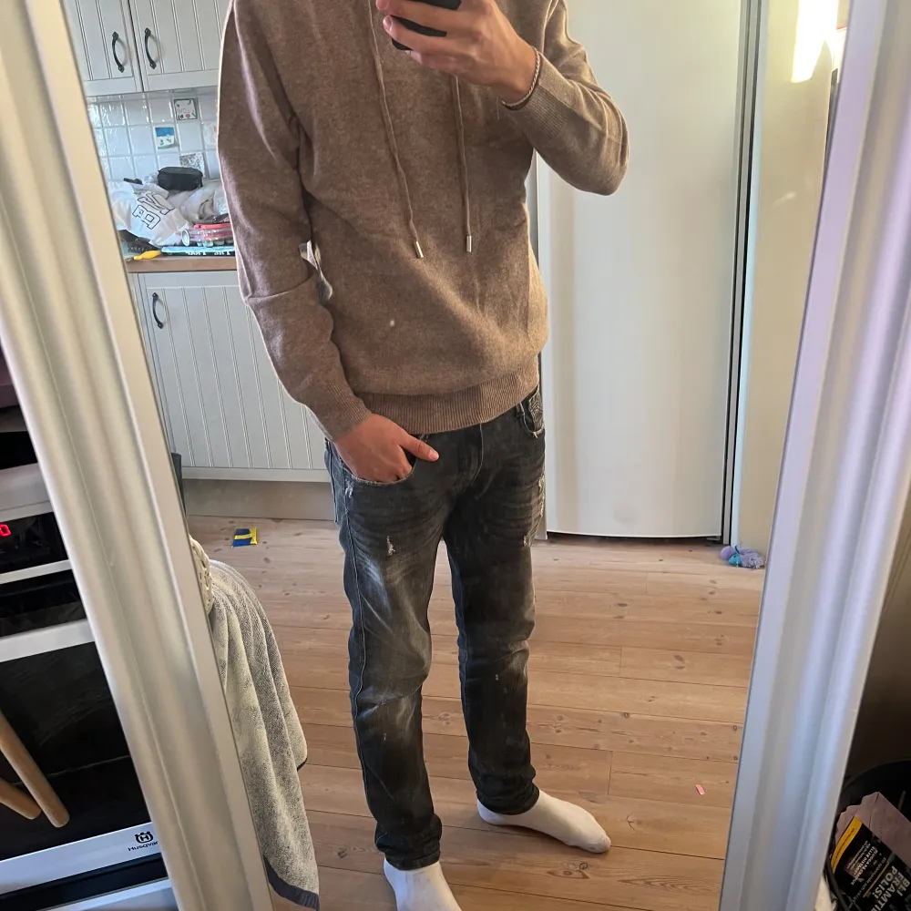 Säljer cashmere hoodie i storlek M. Skick 10/10.. Hoodies.