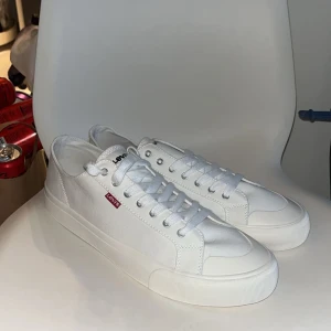 Vita Levi’s sneakers - Ett par oanvända Levi’s Woodward i storlek 45. Nypris är 850kr. Pris går och diskutera 
