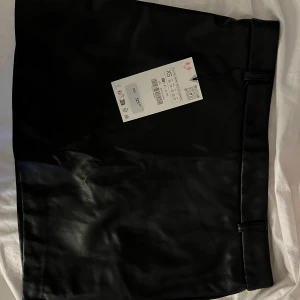 Skinnkjol från Zara i XS  - Säljer en skinnkjol från Zara i XS. Aldrig använd, lapparna finns kvar 🫶🏼