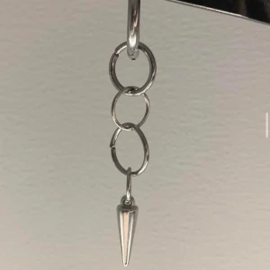 Örhängen  - Så snyggt örhänge med en nit längst ner. Köp för 139kr/st Köp par för 259kr Modell 040