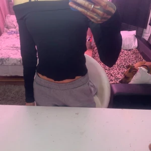 Svart offshoulder topp från H&M - Säljer en svart offshoulder topp från H&M. Toppen har långa ärmar och en tight passform. Materialet är mjukt och bekvämt.