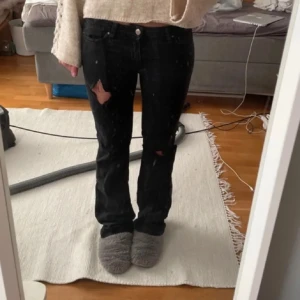 Lågmidjade jeans - As snygga lågmidjade jeans som jag precis köpt på Plick men var för stora (förra säljarens bilder). Dom har slitningar på låren och har en klassisk femfickdesign. Har en jätte liten defekt därav priset (se sista bild)🫶🏼🫶🏼