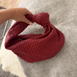 Röd flätad handväska - Älskar men använt så pass lite, tycker den är super lik botega haha! 